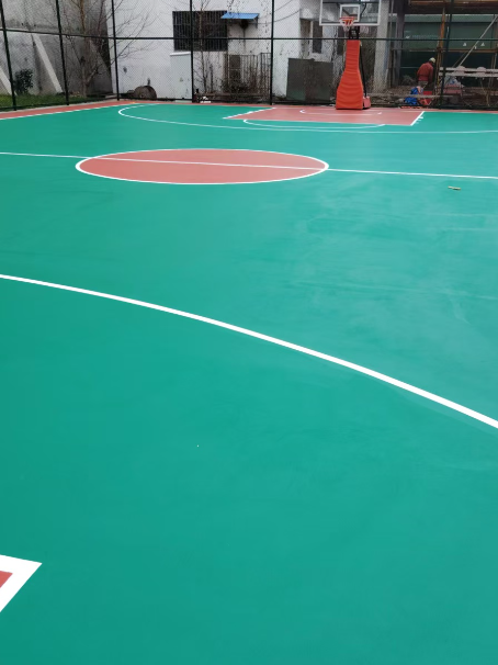 东兰 球场长期使用易出现地面开裂